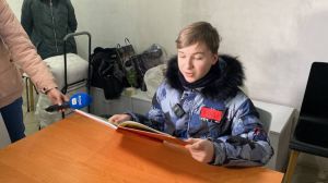 Дніпро: У пункті обігріву біженці читали твори Тараса Шевченка